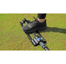 Zavlažovač trávníku s nohou pro snadné umístění