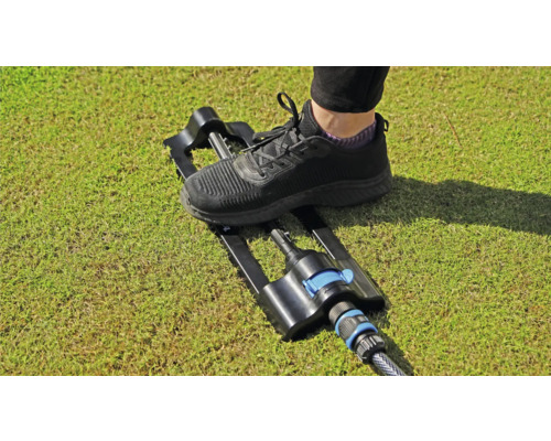 Zavlažovač trávníku s nohou pro snadné umístění