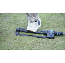 Obdélníkový zavlažovač s nohou na trávníku