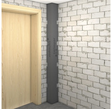 Izolační L-prvek Swisspor pro roh stěny vedle dveřního rámu, upevněný kovovými úhelníky na cihlové zdi.