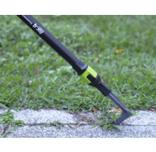 Škrabka na spáry for_q fitconnect odstraňuje plevel ze spáry v dlažbě vedle trávníku.