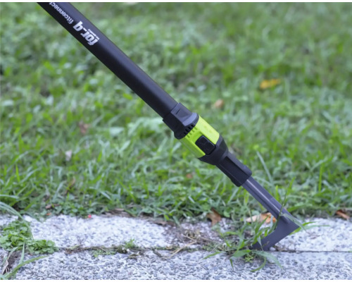 Škrabka na spáry for_q fitconnect odstraňuje plevel ze spáry v dlažbě vedle trávníku.