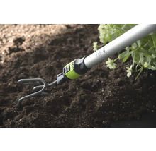 Zahradní kypřič s násadou kypří půdu u rostlin.