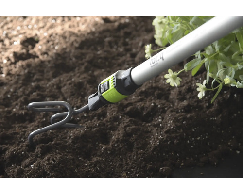 Zahradní kypřič s násadou kypří půdu u rostlin.