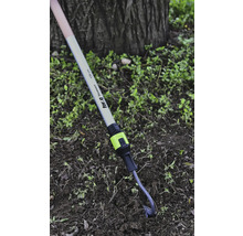 Násada na zahradní nářadí for_q fitconnect z hliníku a dřeva, délka sto třicet centimetrů, s nástavcem v zemi na zahradě.