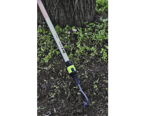 Násada na zahradní nářadí for_q fitconnect z hliníku a dřeva, délka sto třicet centimetrů, s nástavcem v zemi na zahradě.