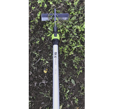 Kyvná motyka for_q fitconnect s hliníkovou násadou o délce 150 centimetrů na půdě s plevelem.