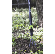 Kultivátor for.q fitconnect s násadou 130 centimetrů kypří půdu v zahradě.