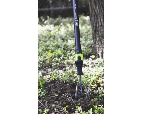 Kultivátor for.q fitconnect s násadou 130 centimetrů kypří půdu v zahradě.