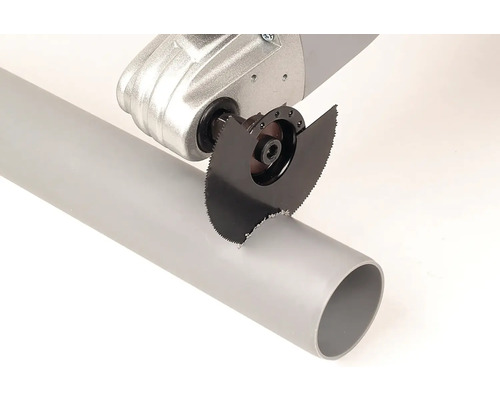 Multifunkční nářadí s kotoučovou pilou řeže plastovou trubku.