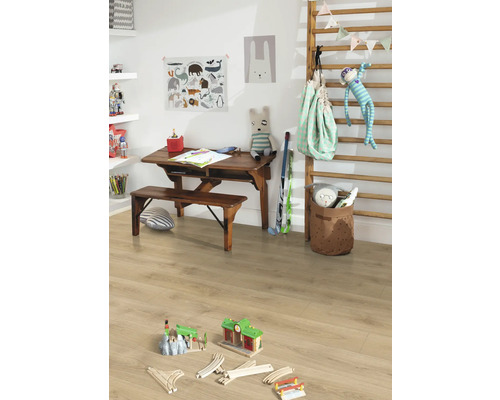 Světlý dětský pokoj s laminátovou podlahou v dekoru dubu, dřevěným stolem, žebřinami a hračkami na podlaze.