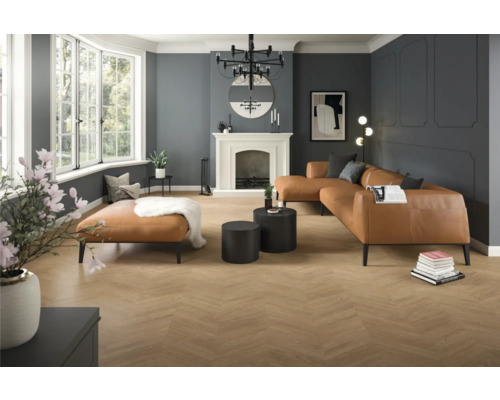 Prostorný moderní obývací pokoj s podlahou v dekoru dřeva se vzorem rybí kosti, stěnami s ozdobnými lištami, koženou pohovkou a krbem.