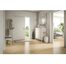 Světlá, moderní předsíň s bílými dveřmi, světlou podlahou se vzorem rybí kosti, bílou komodou a dřevěným věšákem.