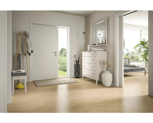 Světlá, moderní předsíň s bílými dveřmi, světlou podlahou se vzorem rybí kosti, bílou komodou a dřevěným věšákem.