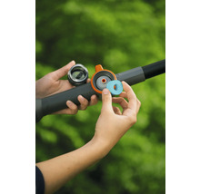 Vkládání čisticí tablety do přihrádky zahradní zavlažovací tyče.