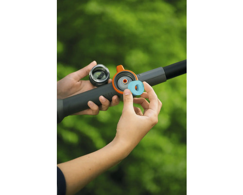 Vkládání čisticí tablety do přihrádky zahradní zavlažovací tyče.