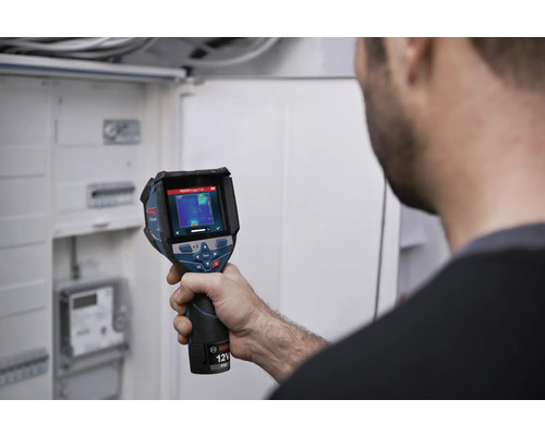 Osoba kontroluje elektrickou instalaci v rozvaděči pomocí termokamery Bosch.