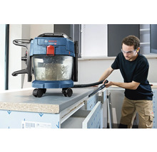 Akumulátorový vysavač na mokré a suché vysávání Bosch při čištění pracovního stolu v jasné dílně.