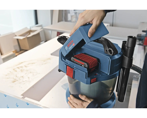 Akumulátorový vysavač na mokré a suché sání Bosch Professional GAS 18V-10 L s 18 voltovým akumulátorem a otevřeným krytem baterie.