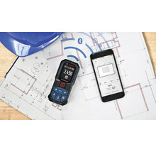 Laserový dálkoměr Bosch s připojením Bluetooth k aplikaci v chytrém telefonu na stavebním plánu.