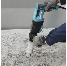 Sekací kladivo Makita s odsáváním prachu se používá na betonovém povrchu. Makita Logo.