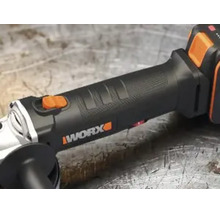 Detailní pohled na úhlovou brusku Worx s ergonomickou rukojetí, posuvným spínačem a Worx Logo.