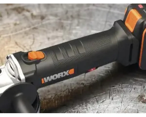 Detailní pohled na úhlovou brusku Worx s ergonomickou rukojetí, posuvným spínačem a Worx Logo.