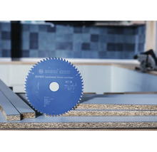 Pilový kotouč Bosch Expert Laminated Panel cordless na potažených dřevěných deskách v dílně.