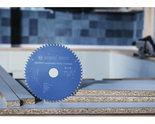 Pilový kotouč Bosch Expert Laminated Panel cordless na potažených dřevěných deskách v dílně.