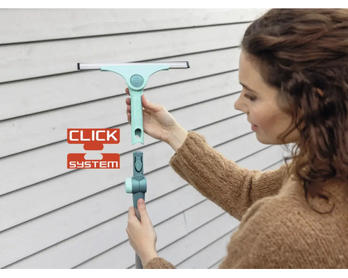 Osoba připevňuje stěrku na okna se systémem Leifheit Click k teleskopické násadě pro čištění oken.