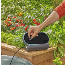 Zavlažovací počítač Gardena pro vyvýšené záhony se solárním panelem a otočným knoflíkem pro snadné ovládání v zahradě.