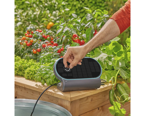 Zavlažovací počítač Gardena pro vyvýšené záhony se solárním panelem a otočným knoflíkem pro snadné ovládání v zahradě.