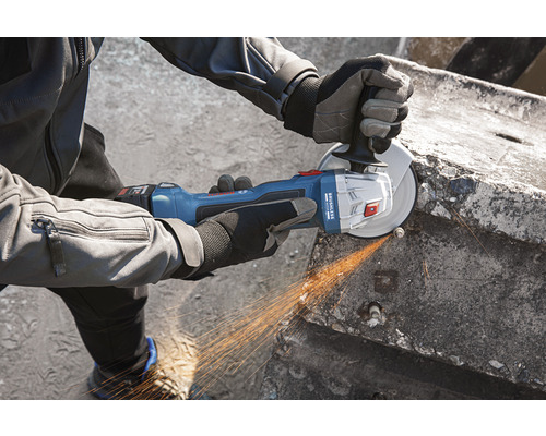 Osoba používá akumulátorovou úhlovou brusku Bosch k broušení kovu.