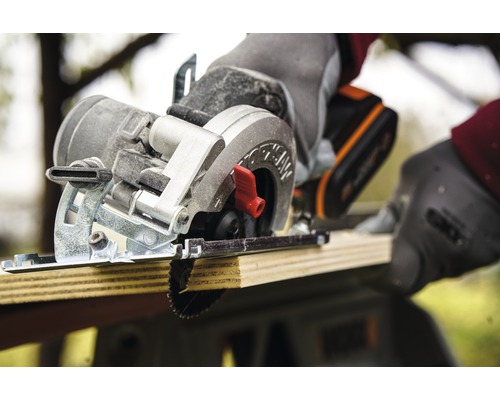 Akumulátorová ruční okružní pila řeže dřevěnou desku