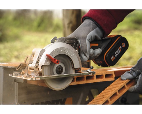 Pila Worx řeže cihlu