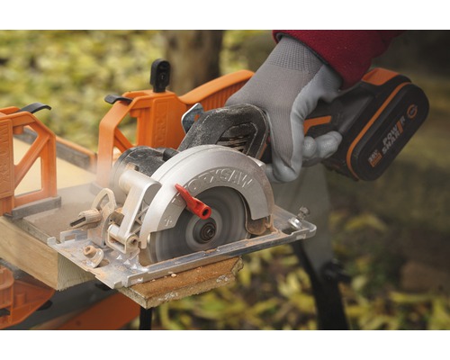 Akumulátorová okružní pila řeže dřevo