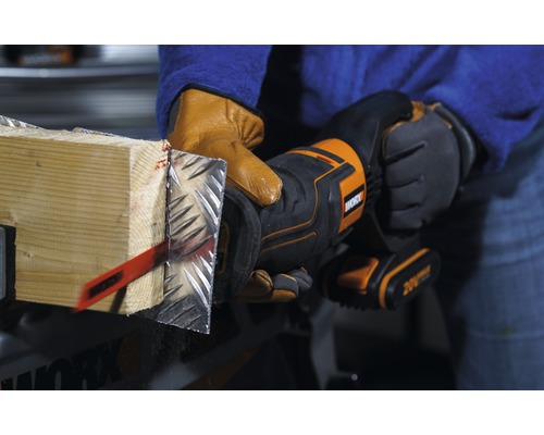 Osoba řeže oscilační pilou kus dřeva s kovovým obložením. Nástroj je od firmy Worx.