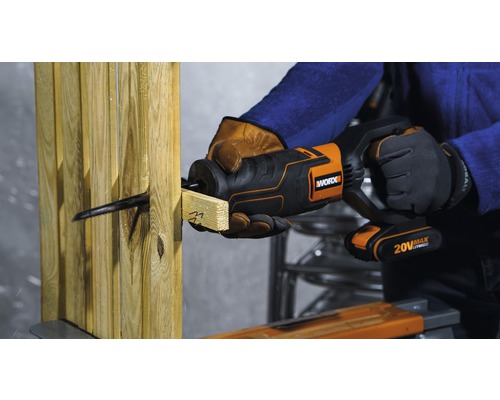 Akumulátorová šavlová pila při řezání dřeva