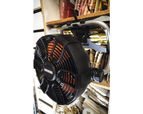 Worx Logo. Mobilní ventilátor se závěsem na polici.