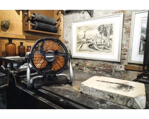 Logo Worx na stolním ventilátoru v dílně