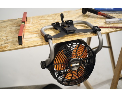 Logo Worx na staveništním ventilátoru připevněném k pracovnímu stolu
