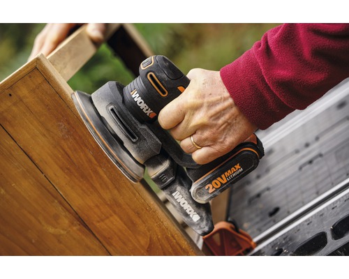 Akumulátorová bruska používaná na dřevo