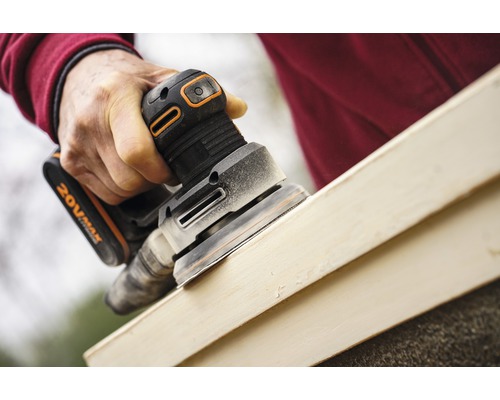 Akumulátorová vibrační bruska používaná na dřevěném povrchu