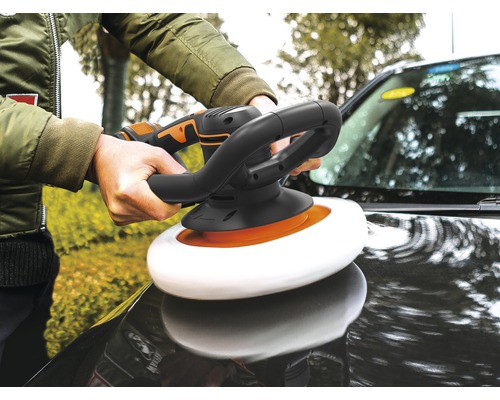 Osoba leští auto pomocí leštičky.