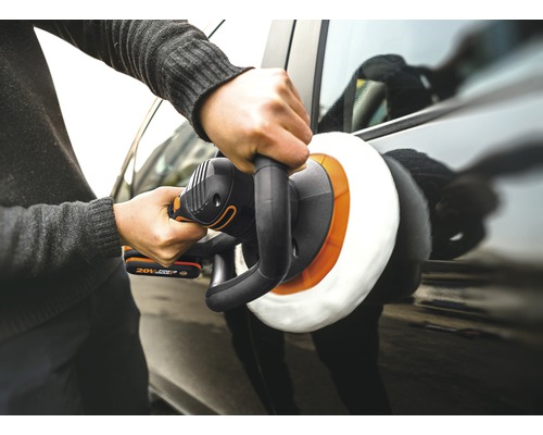 Osoba leští auto pomocí leštičky