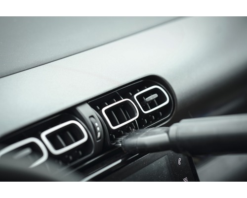 Čištění ventilace automobilu pomocí hubice vysavače