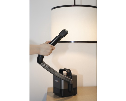 Vysavač s kartáčovým nástavcem používaný na stínítku lampy