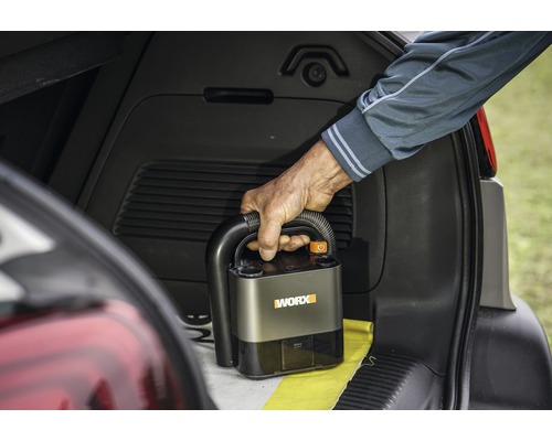Akumulátorový ruční vysavač WORX v kufru auta