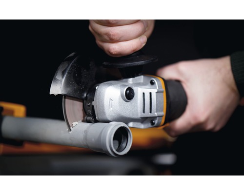 Řezačka trubek řeže trubku.