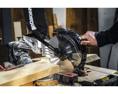 Pokosová pila řeže kus dřeva.